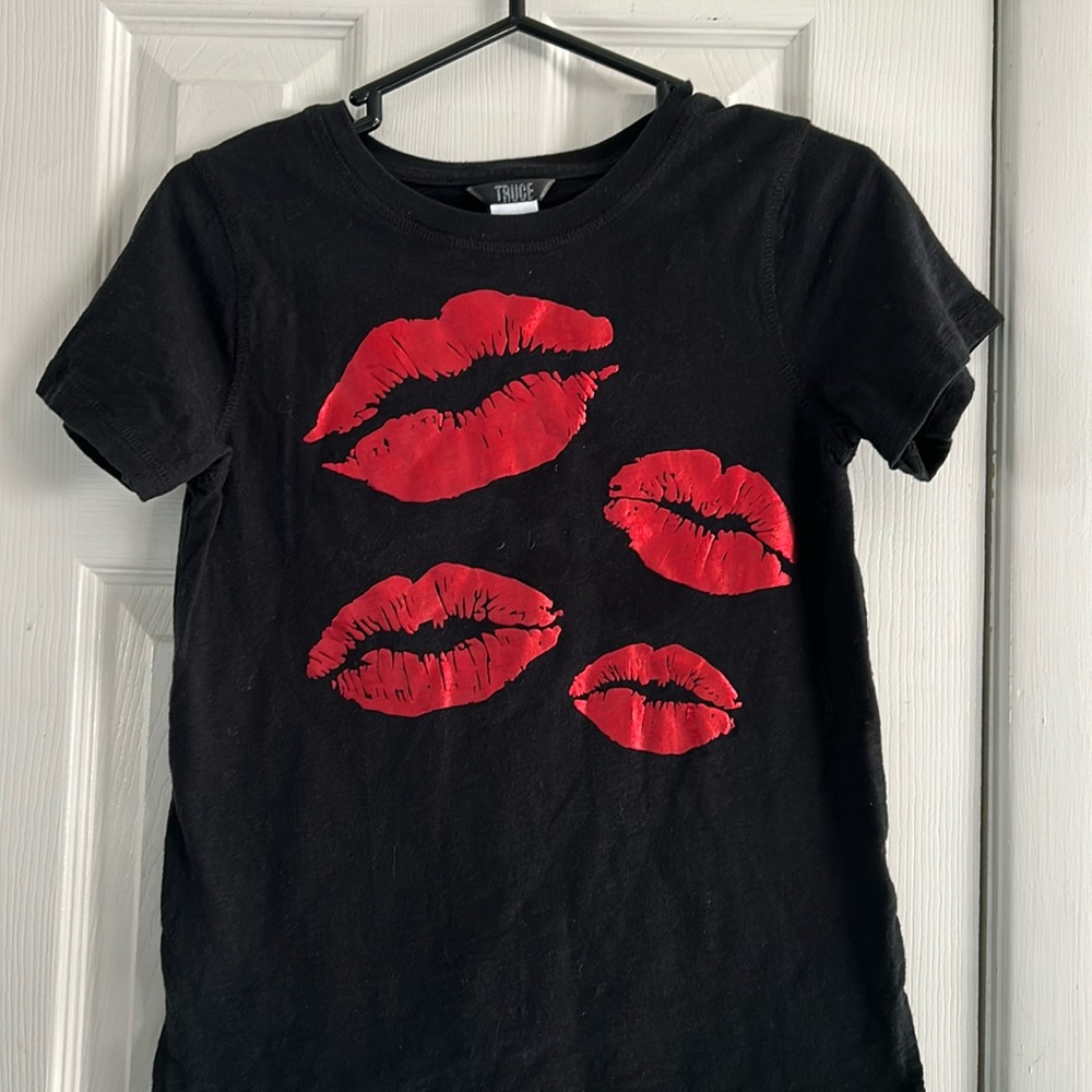TRUCE LIPS GRAPHIC T-SHIRT SIZE M 10-12